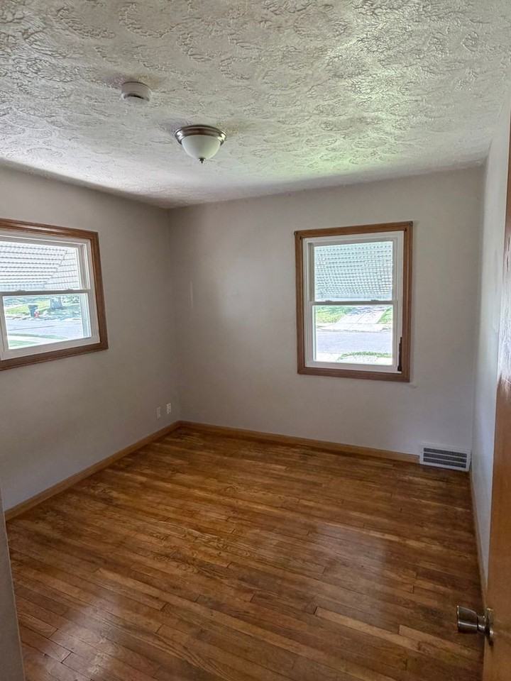 5017 E 115th St - Photo 5 of 10