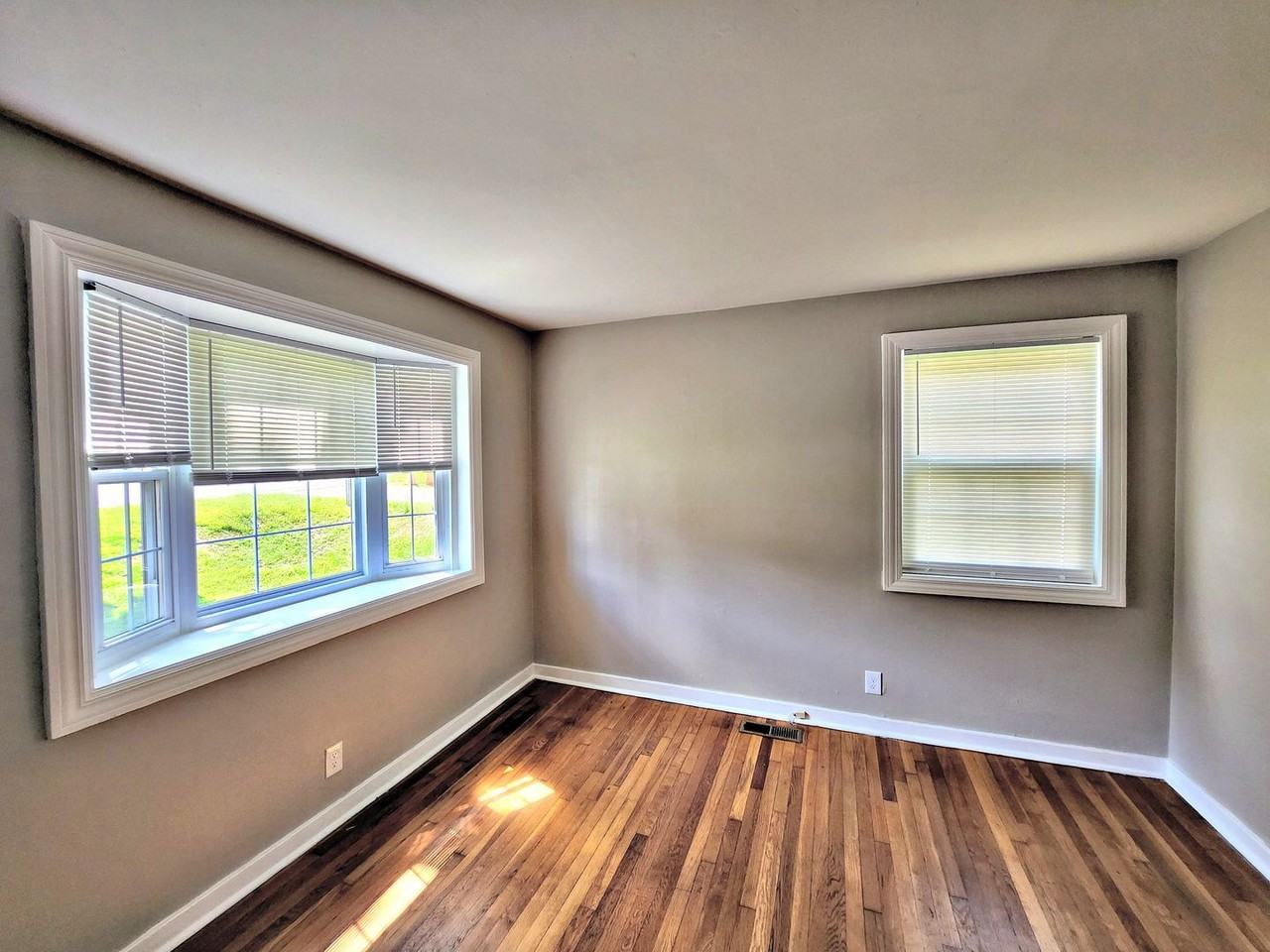 208 Goldsmith St Ne - Photo 2 of 8