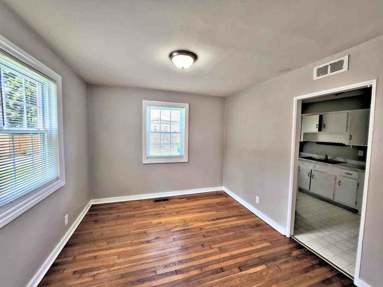 208 Goldsmith St Ne - Photo 3 of 8
