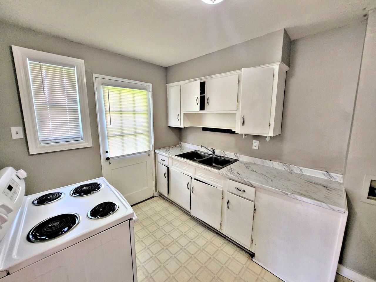 208 Goldsmith St Ne - Photo 4 of 8