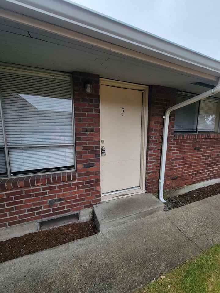 10621 47th Ave Sw #5 - Photo 4 of 12