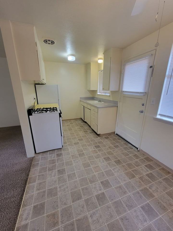 10621 47th Ave Sw #5 - Photo 5 of 12