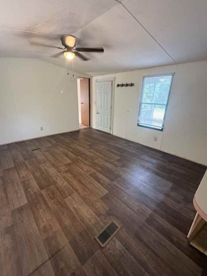 530 Springdale Dr - Photo 3 of 8