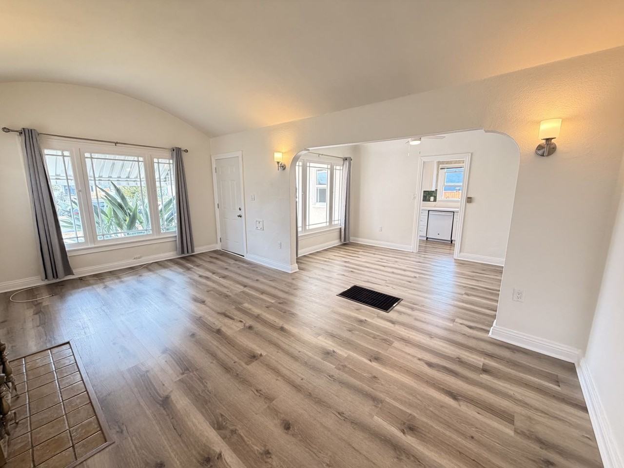 7307 S Halldale Ave - Photo 3 of 26