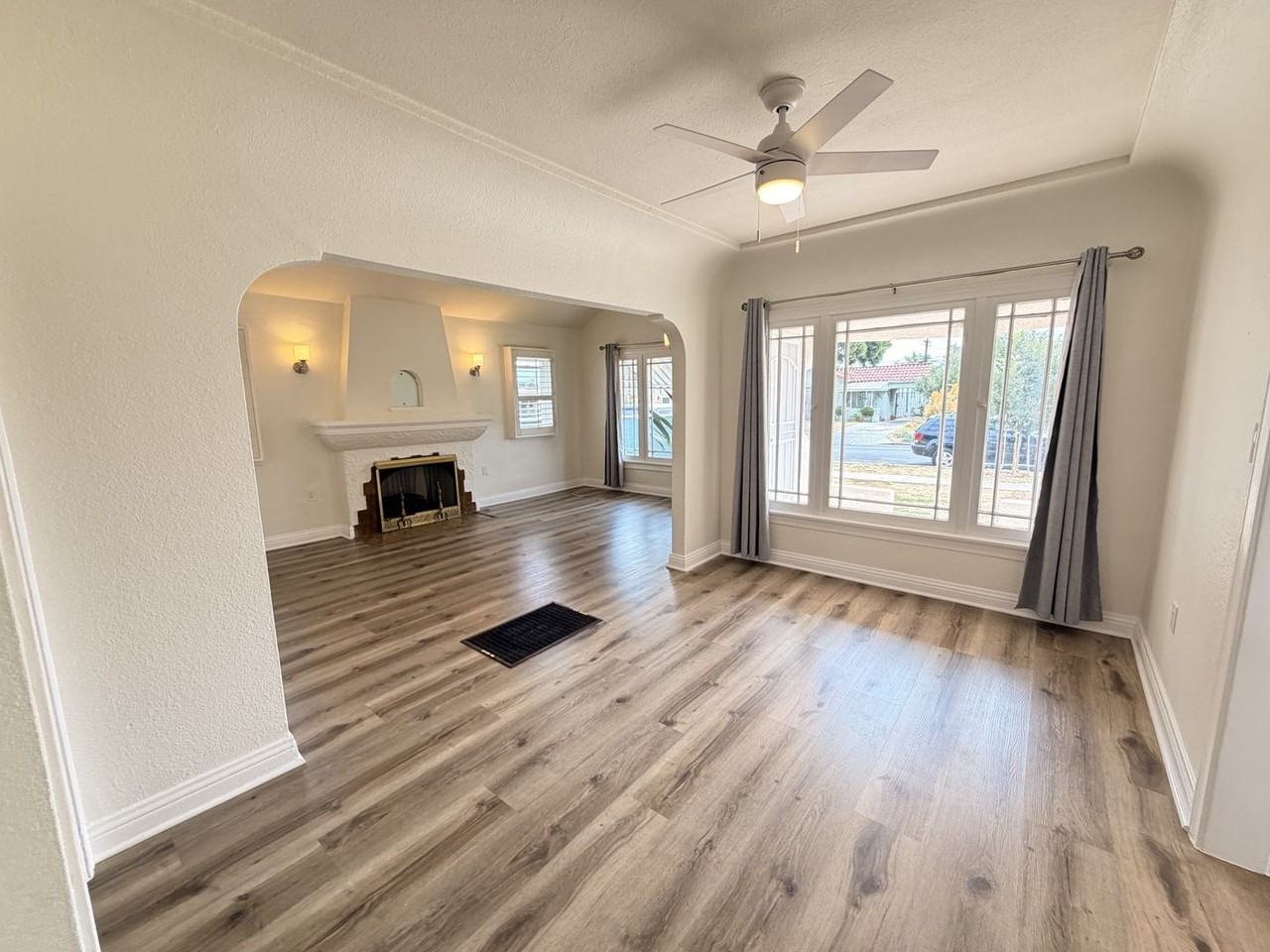 7307 S Halldale Ave - Photo 4 of 26