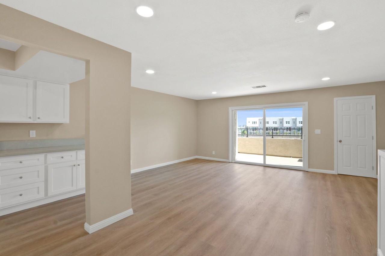 1115 Rosecrans Ave - Photo 2 of 15