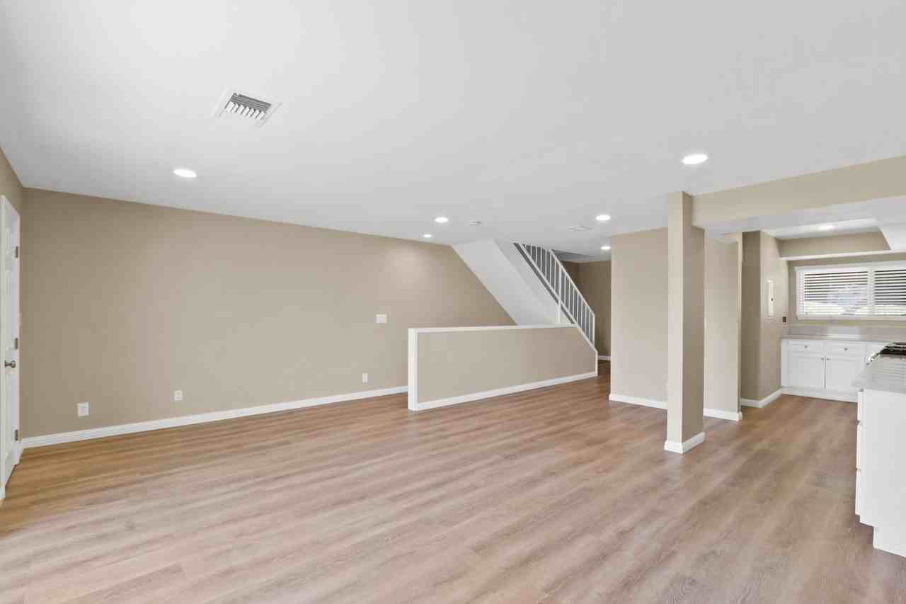 1115 Rosecrans Ave - Photo 3 of 15