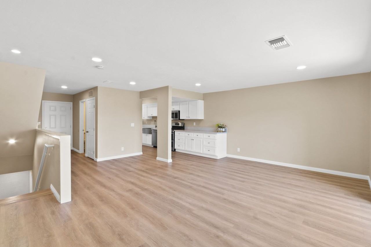 1115 Rosecrans Ave - Photo 4 of 15