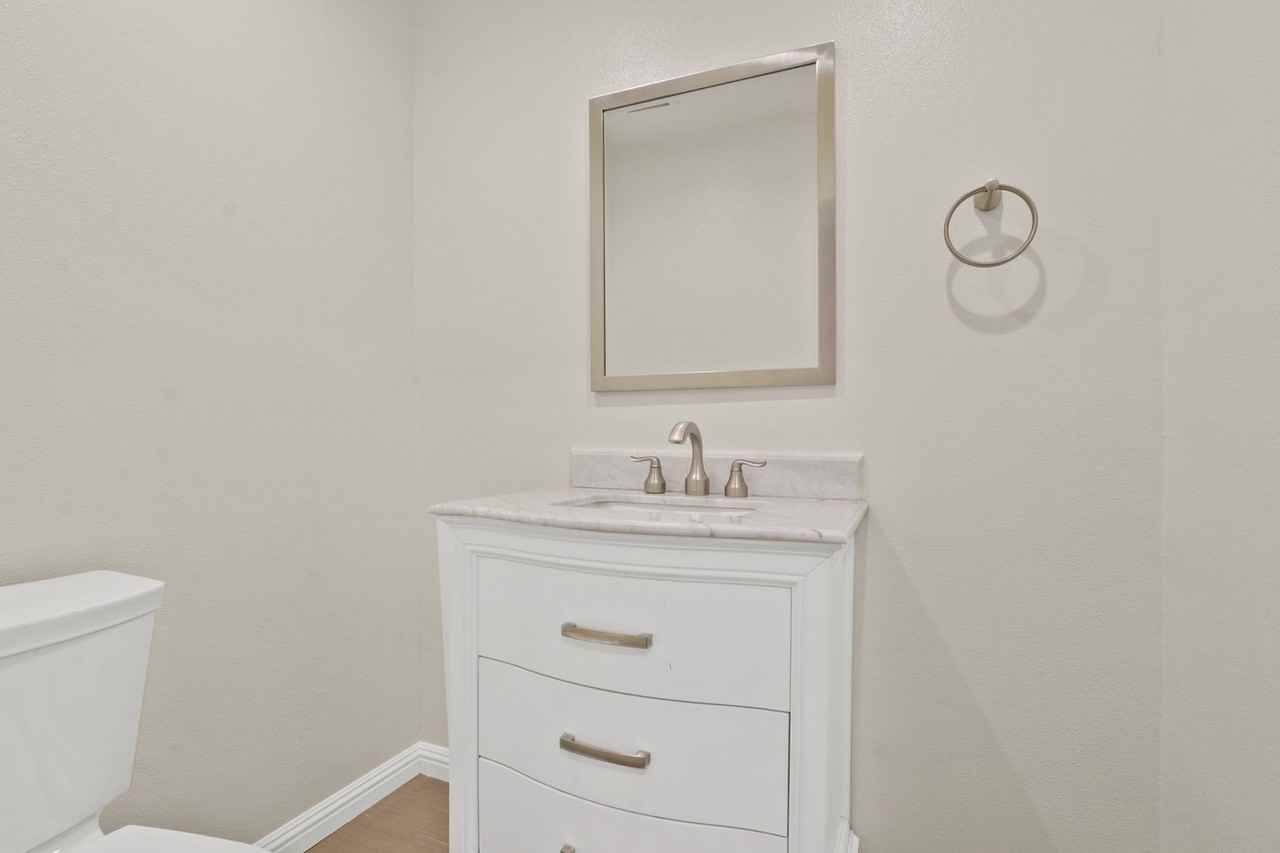 1115 Rosecrans Ave - Photo 5 of 15