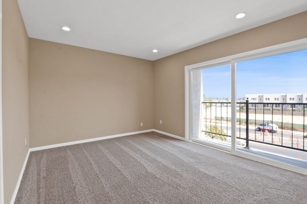 1115 Rosecrans Ave - Photo 7 of 15