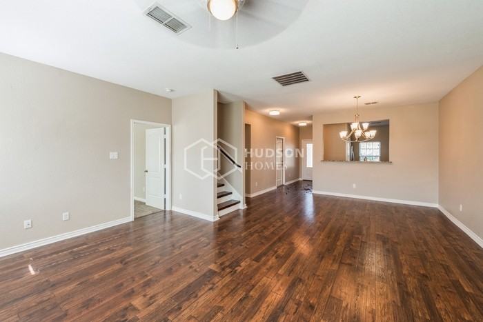 148 Aaron St - Photo 4 of 16