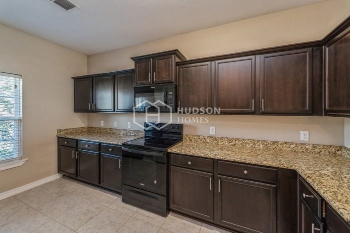 148 Aaron St - Photo 6 of 16