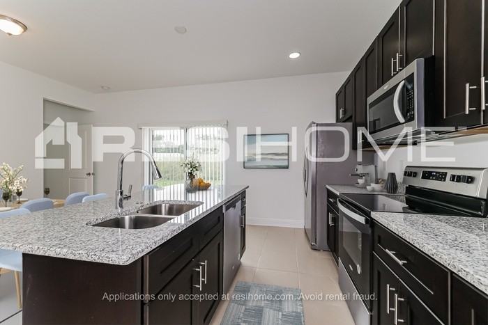 656 Hudson Valley Dr - Photo 2 of 16