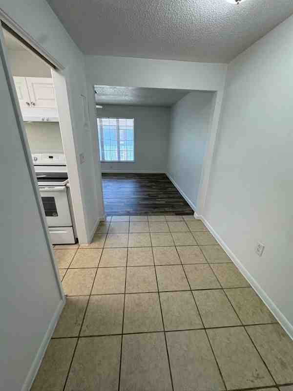 1727 Ne 2nd St - Photo 4 of 14