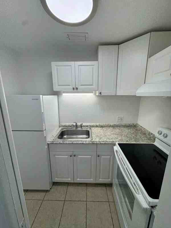 1727 Ne 2nd St - Photo 5 of 14