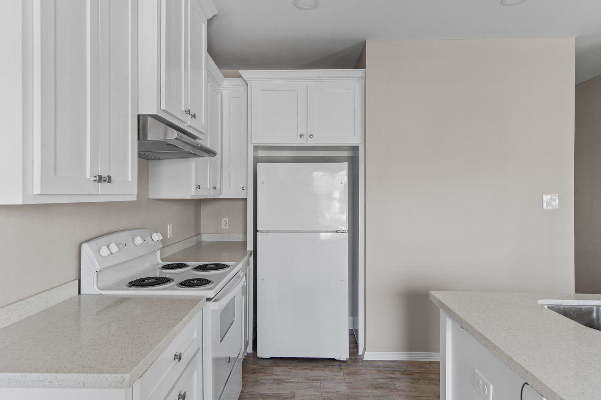 2425 N Valley Cir - Photo 2 of 18