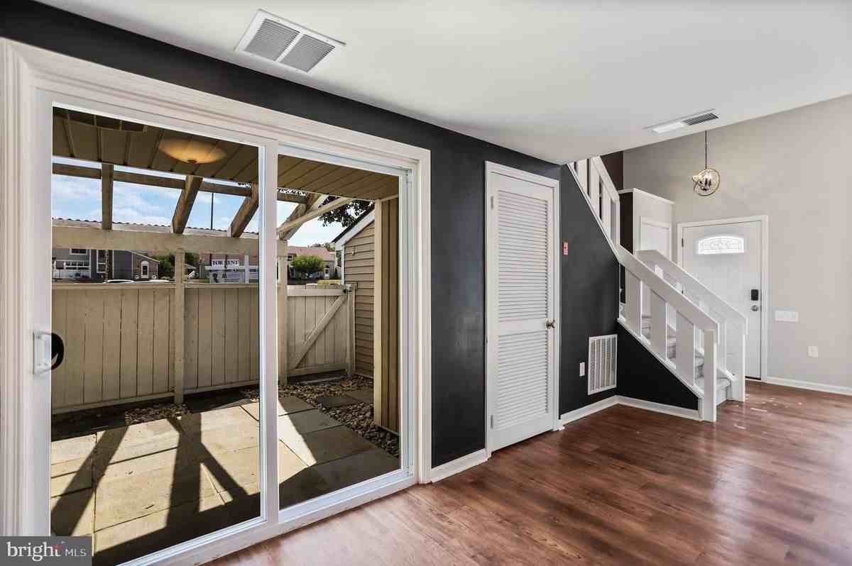 1523 Kensington Dr - Photo 2 of 27