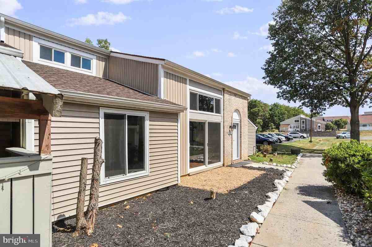 1523 Kensington Dr - Photo 3 of 27