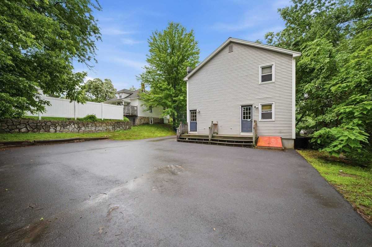 33 Elwood Ave ##B - Photo 3 of 27