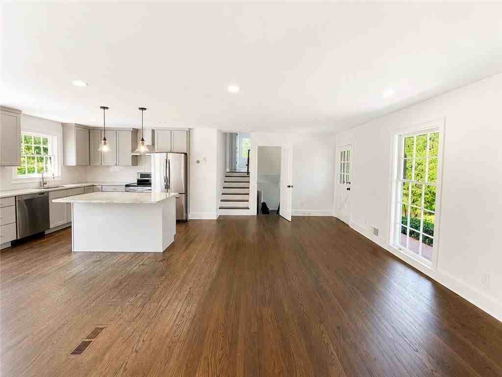 4586 Peachtree Dunwoody Rd Ne - Photo 4 of 15