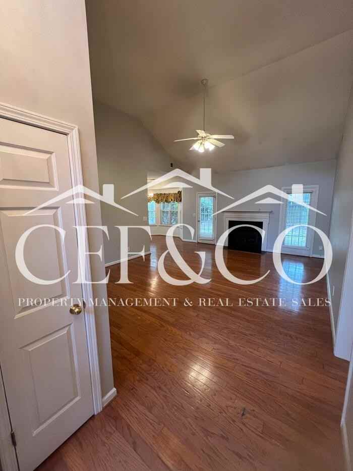 729 Lanyon Ln - Photo 3 of 24