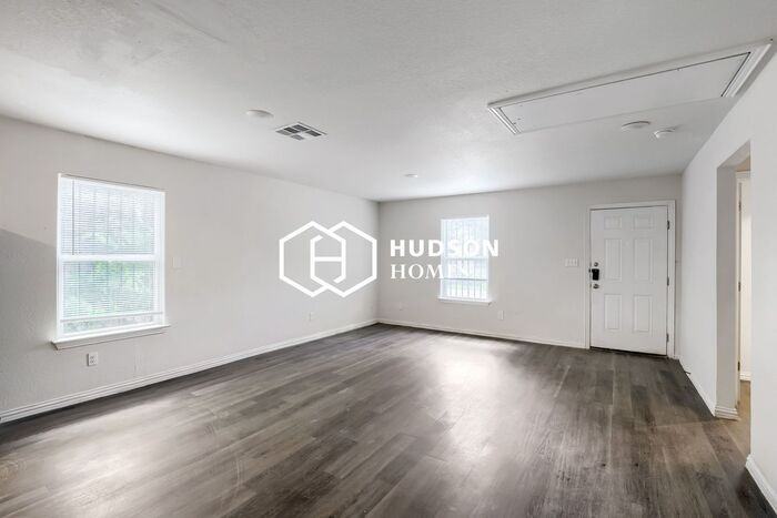 1720 San Patricio St - Photo 3 of 14