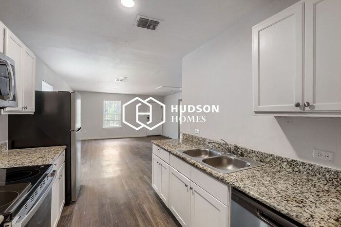 1720 San Patricio St - Photo 6 of 14