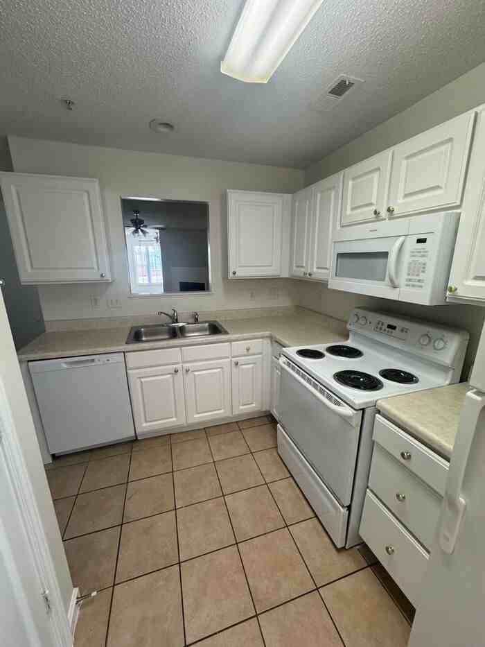 2411 Vancastle Way - Photo 5 of 17