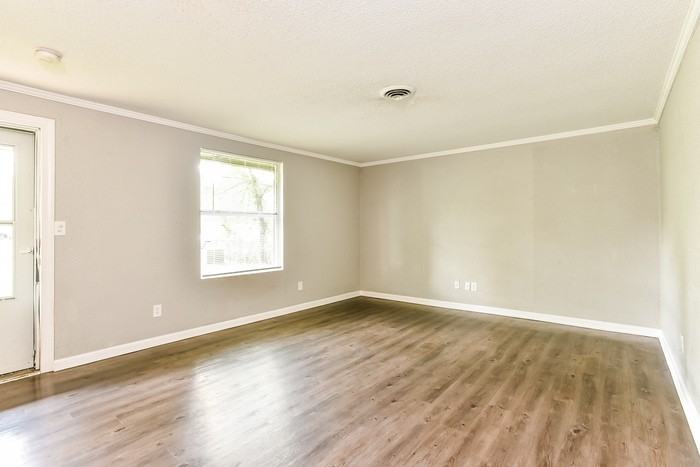 213 Power Ave - Photo 4 of 11