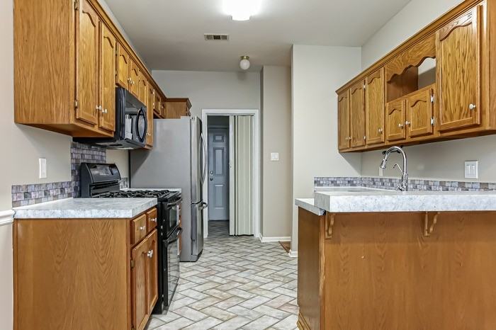 2318 Redwood - Photo 3 of 8