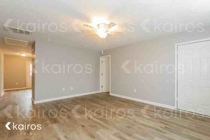 415 Deerpark Dr - Photo 4 of 15