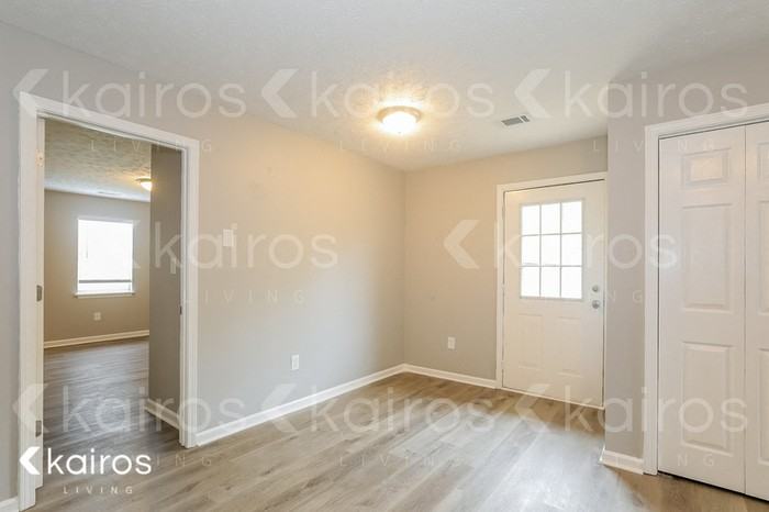 415 Deerpark Dr - Photo 5 of 15