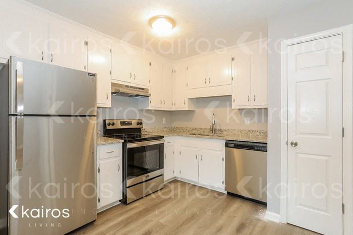 415 Deerpark Dr - Photo 6 of 15