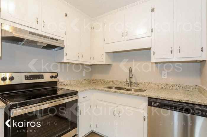 415 Deerpark Dr - Photo 7 of 15