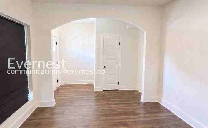 2433 E 17th St - Photo 6 of 22