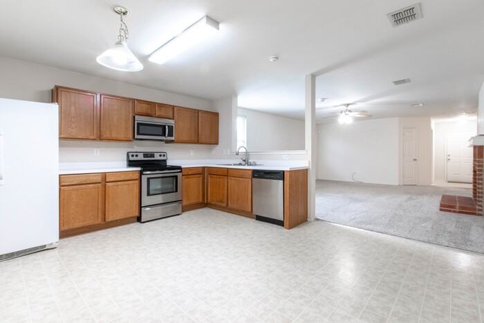 2405 Spruce Ct - Photo 4 of 16
