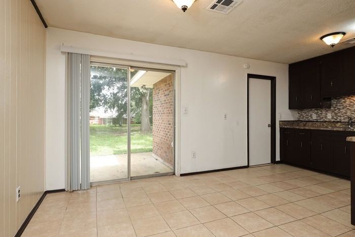 5731 Roxboro Dr - Photo 4 of 9