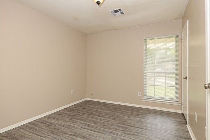 5731 Roxboro Dr - Photo 5 of 9