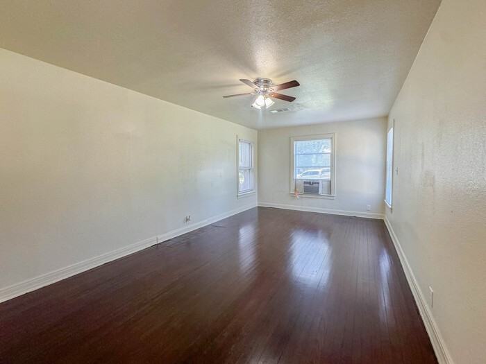 1916 Houston Pl - Photo 3 of 23