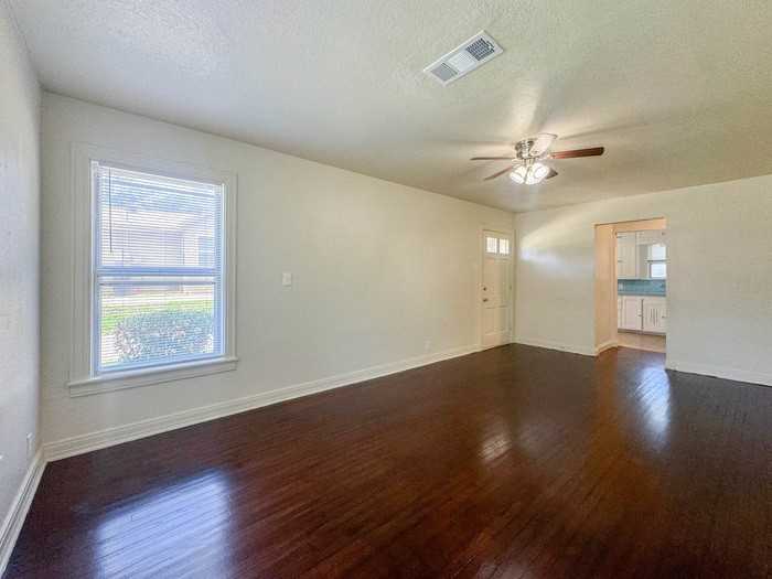 1916 Houston Pl - Photo 5 of 23