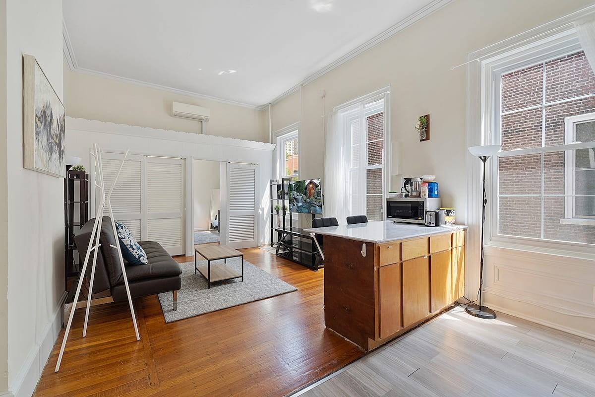 2027 Walnut St #2R - Photo 4 of 12
