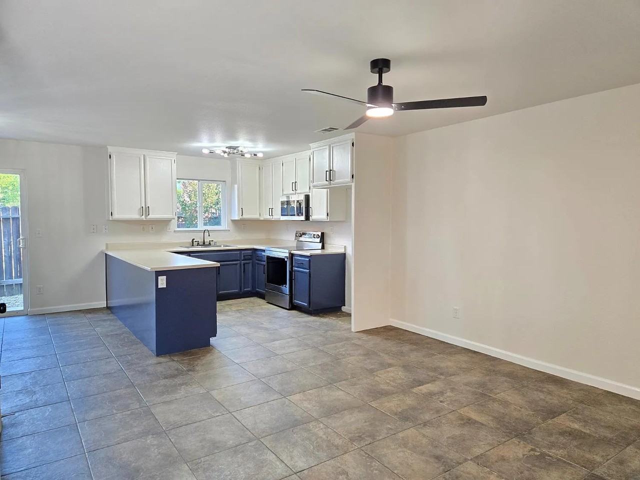 3057 Courtside Dr #NA - Photo 3 of 17
