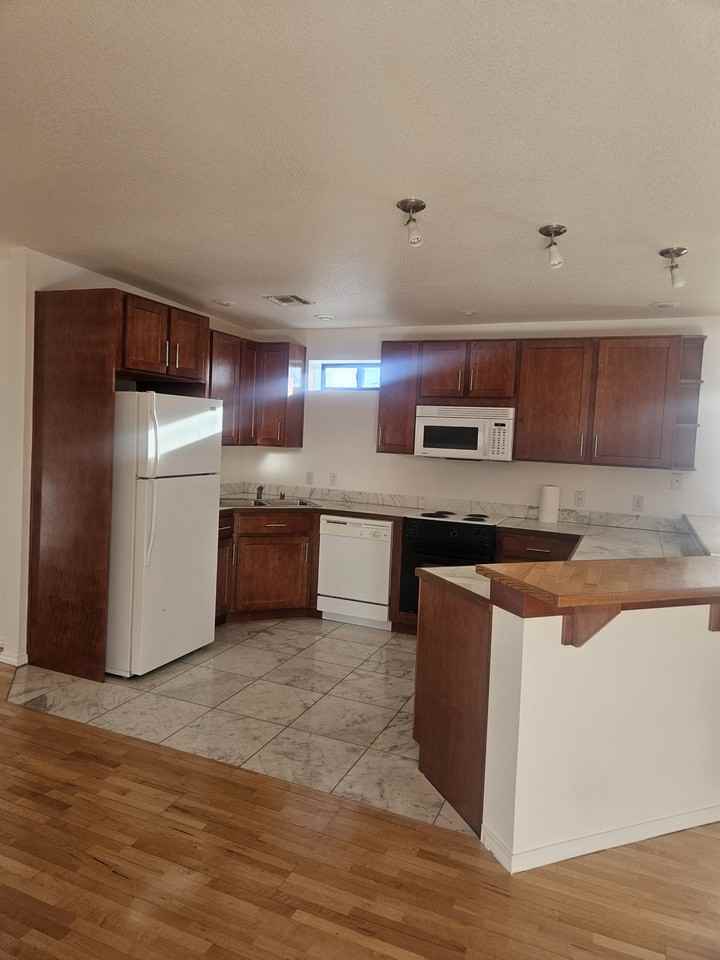 1606 Carse Dr - Photo 3 of 7