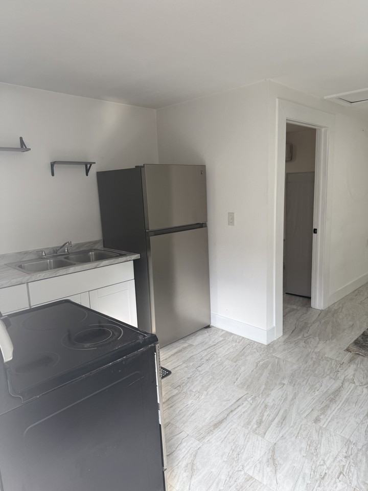 312 Rush St #1 - Photo 3 of 11