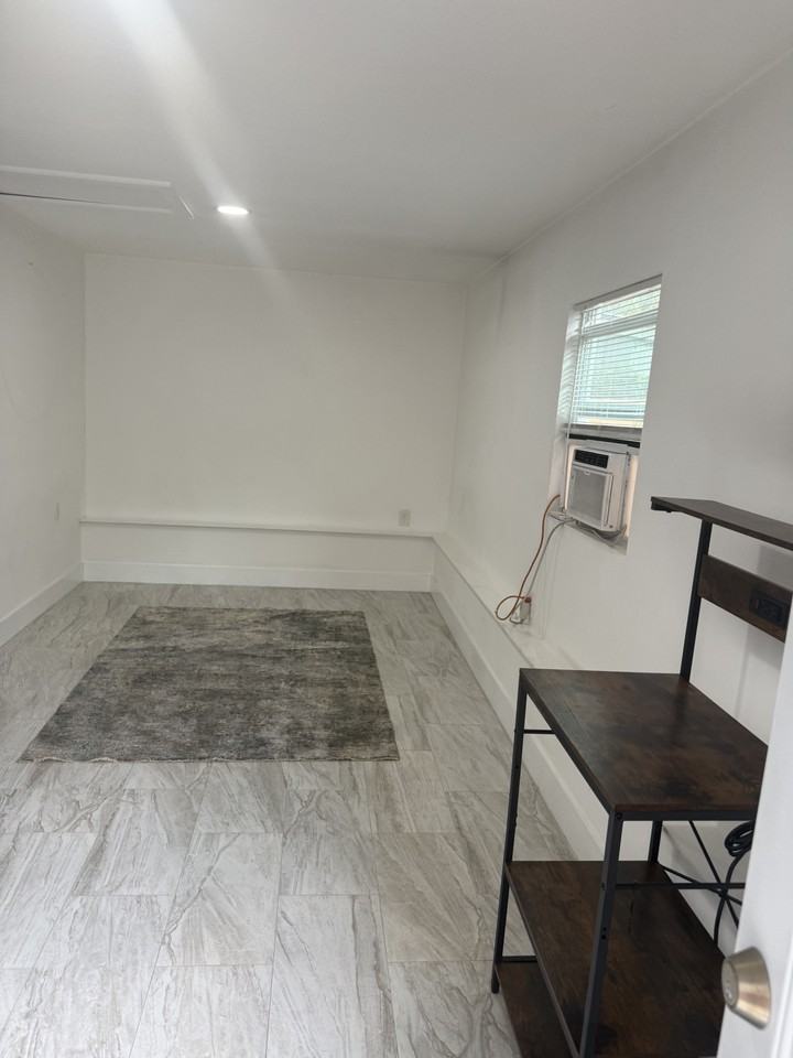 312 Rush St #1 - Photo 7 of 11