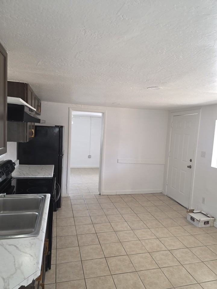 3818 W Portland St #4 - Photo 4 of 11
