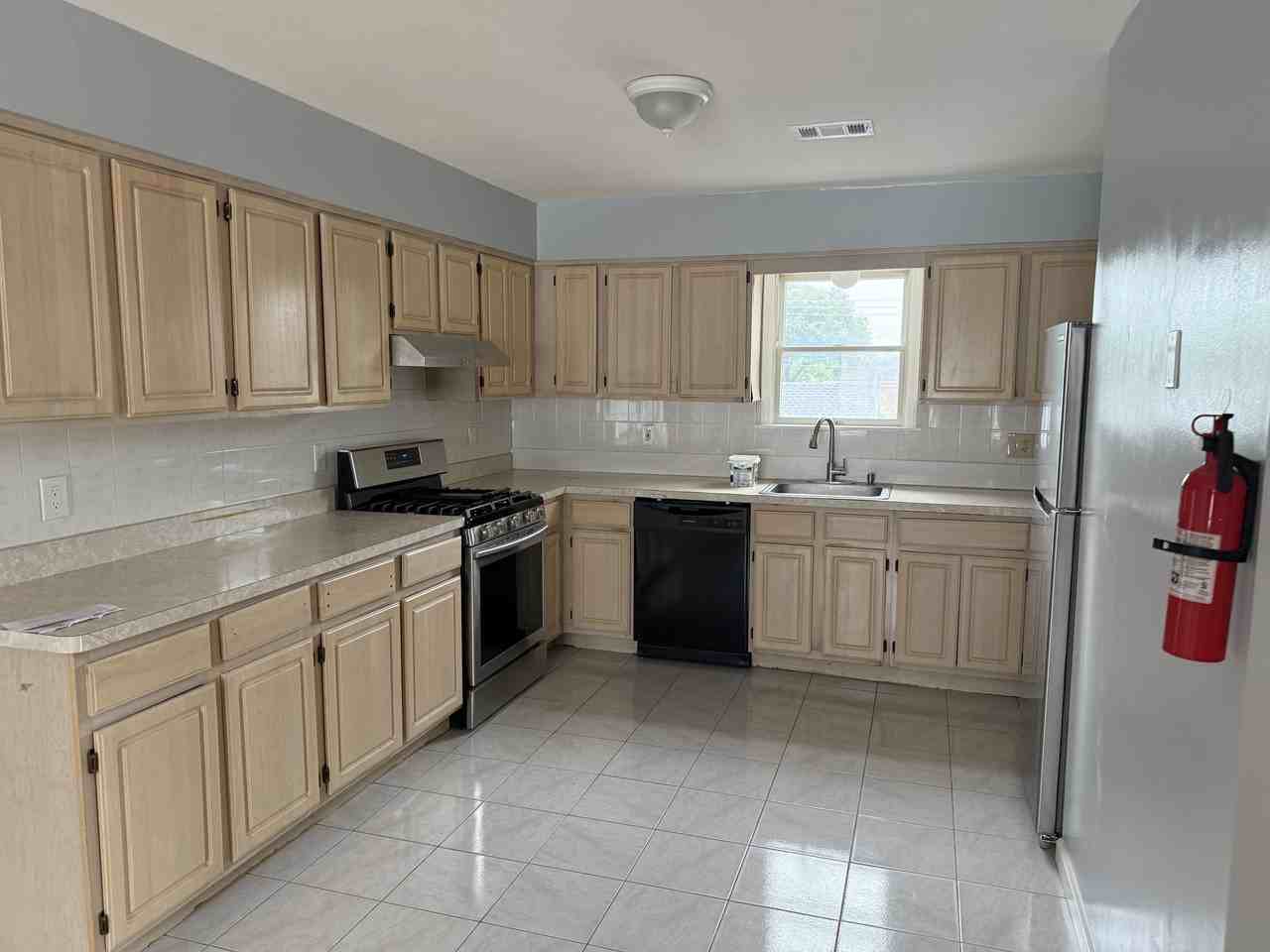 715 Mack Pl #2nd - Photo 3 of 15