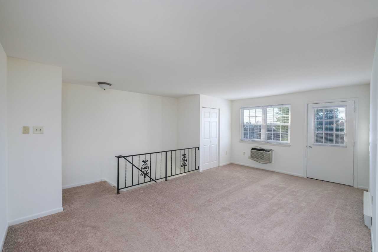 340 College Manor Ave Apt 7 #340-7 - Photo 4 of 10
