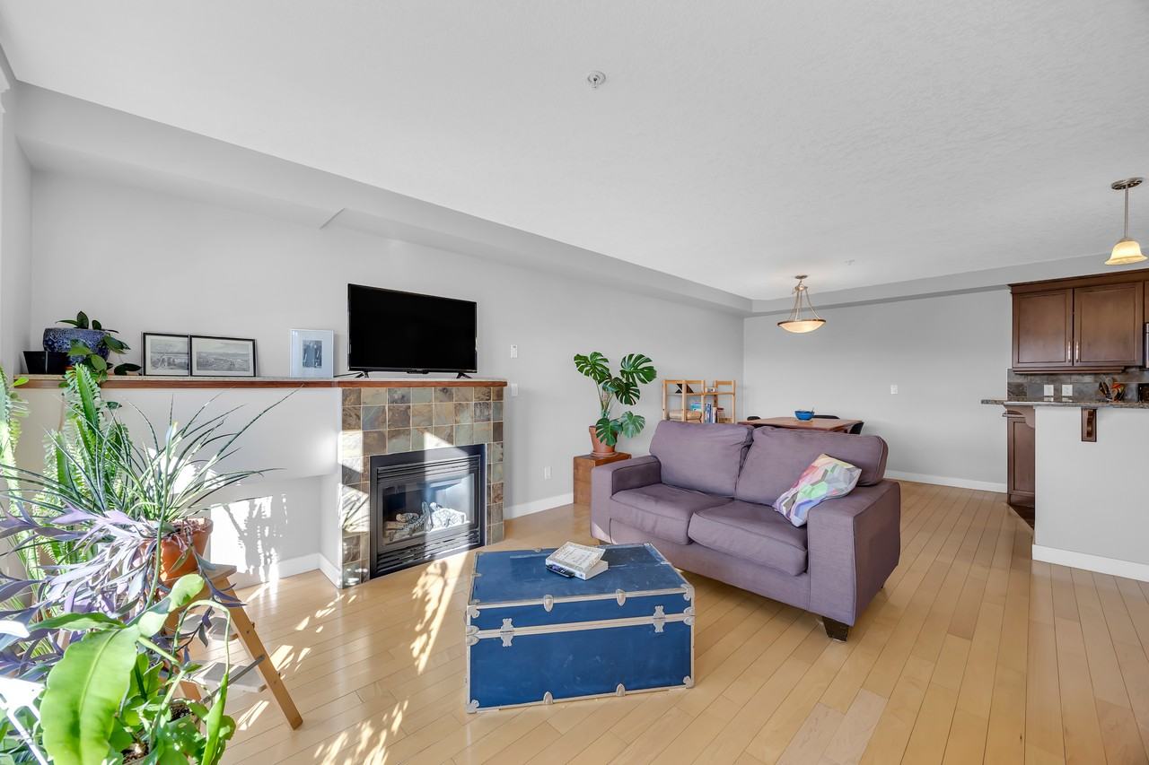 Beautiful & Bright 2 Bedroom Condo in Renfrew! (CP123) - Photo 2 of 28