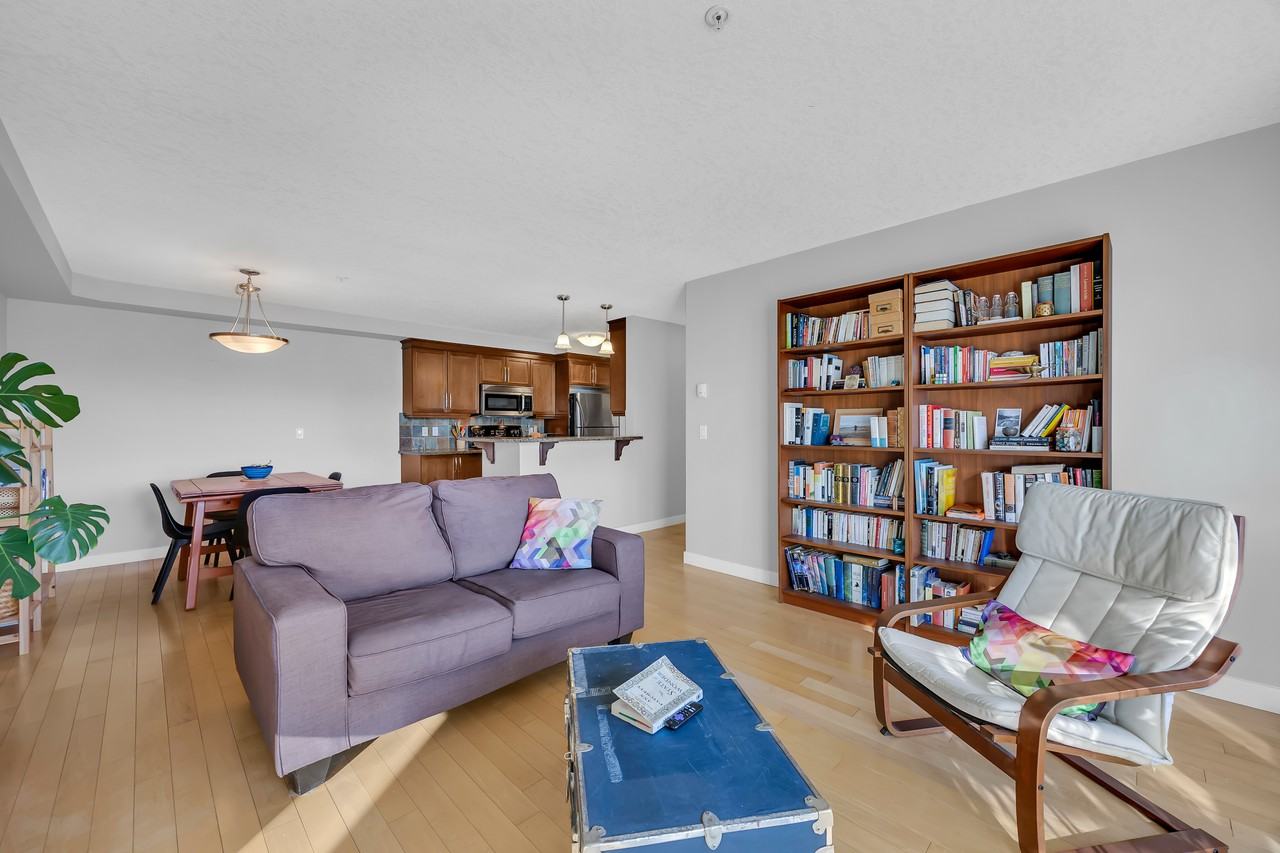 Beautiful & Bright 2 Bedroom Condo in Renfrew! (CP123) - Photo 3 of 28
